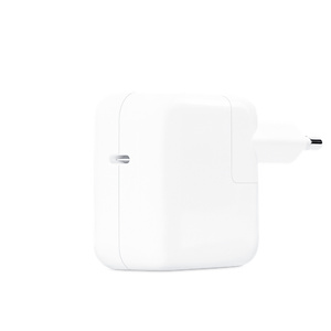 USB-C 포트가 보이도록 전원 어댑터를 반대쪽에서 바라본 모습.