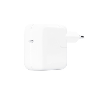 มุมมองตรงข้ามของอะแดปเตอร์แปลงไฟ แสดงพอร์ต USB-C และขาพินที่พับลง