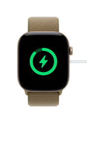 Apple Watch Series 12, cassa in alluminio oro chiaro, cinturino Sport Loop, display edge-to-edge con l’icona della batteria in carica, un fulmine verde dentro un cerchio verde incompleto, cavo magnetico per la ricarica rapida agganciato