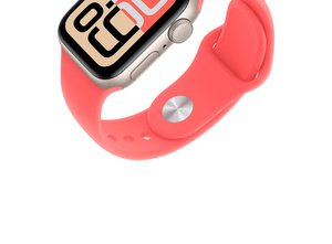 Apple Watch SE 3, Flux digital watch face, aluminium case, starlight colour, matt finish, edge-to-edge display, rounded corners, right side exterior, Digital Crown, microphone, side button, paired with Sport Band, bright guava colour (hot pink), fluoroelastomer rubber material, pin-and-tuck closure (silver colour pin)