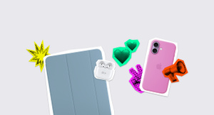 Các phụ kiện Mùa Tựu Trường: Ốp bọc Smart Folio cho iPad, màu xanh dương; Hộp Sạc AirPods 4, màu trắng, đang mở nắp, có tai nghe không dây AirPods 4 bên trong; iPhone bọc trong ốp lưng mang họa tiết bàn cờ, vỏ ngoài nhìn từ phía sau, nhãn dán: hiệu ứng tia sáng bùng nổ màu vàng, hai trái tim màu xanh lá, bàn tay giơ biểu tượng hòa bình màu tím, loa cầm tay màu đỏ
