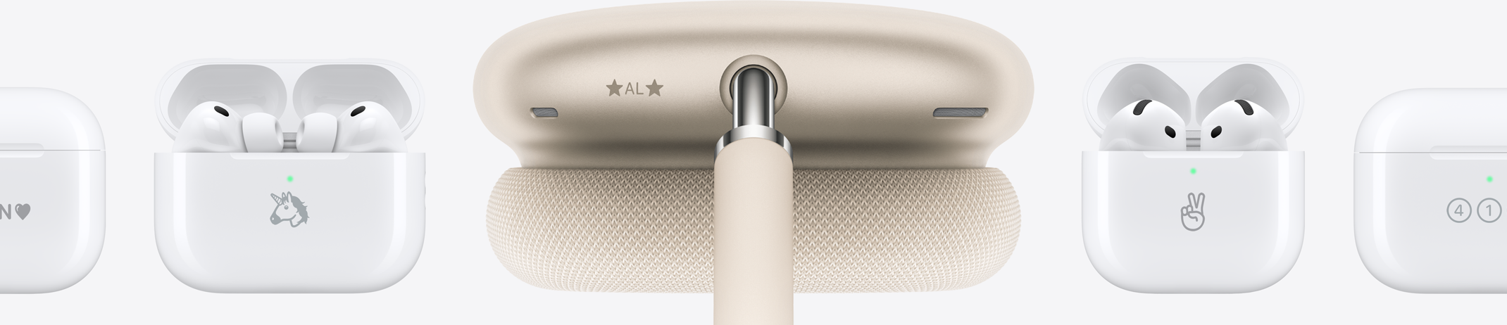 Produkty Apple se zakázkovým gravírováním. Pouzdro na AirPody Pro 3 s vygravírovaným emotikonem jednorožce na přední straně. Náušník AirPodů Max s gravírováním v horní části: emotikon hvězdy, AL, emotikon hvězdy. AirPody 4 s vygravírovaným emotikonem vítězného gesta, MagSafe nabíjecí pouzdro (USB-C) s vygravírovanými čísly čtyři a jedna v kroužcích