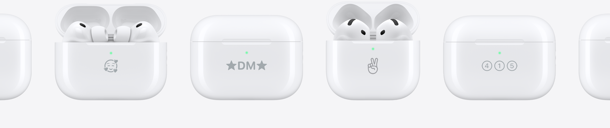 منتجات Apple منقوشة بشكل مخصص: نقش الجهة الأمامية من علبة AirPods Pro 3: إيموجي أحادي القرن، نقش أعلى غطاء الأذن في AirPods Max: إيموجي نجمة AL إيموجي نجمة، نقش على الجهة الأمامية من AirPods 4: إيموجي إشارة النصر، نقش على الجهة الأمامية من علبة شحن MagSafe ‏(USB‑C): رقم 4 داخل دائرة، رقم 1 داخل دائرة