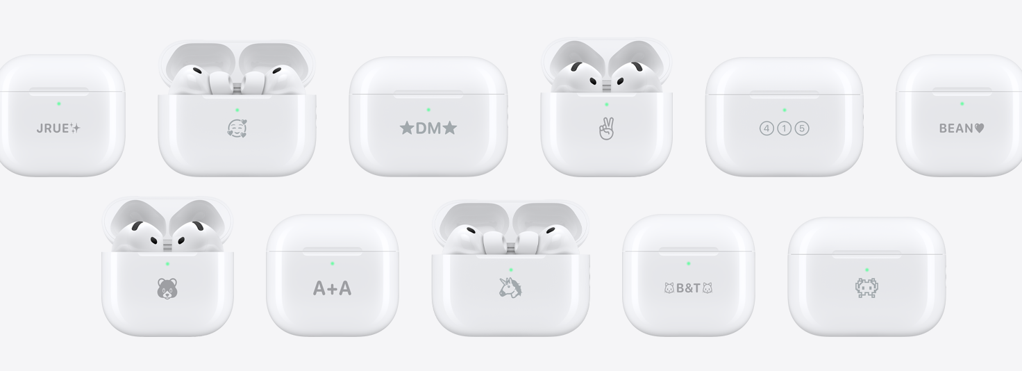 Özel lazer baskılı Apple ürünleri: AirPods Pro 3 şarj kutusunun ön tarafındaki lazer baskıda tek boynuzlu at emojisi, AirPods Max kulaklık kapağının üst tarafındaki lazer baskıda yıldız ve AL yıldız emojisi, AirPods 4’ün ön tarafındaki lazer baskıda zafer işareti emojisi, MagSafe Şarj Kutusu’nun (USB-C) ön tarafındaki lazer baskıda daire içindeki 4 rakamı ve daire içindeki 1 rakamı yer alıyor