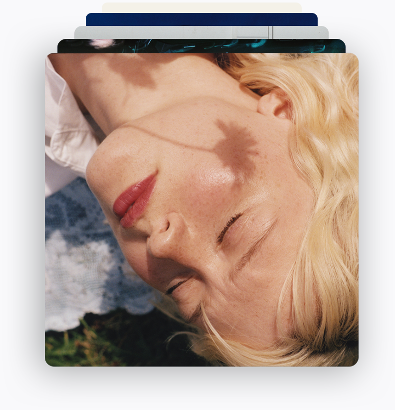 Apple&nbsp;Music: een stapel albumcovers met Girl's Just Flying van Maisie Peters bovenaan