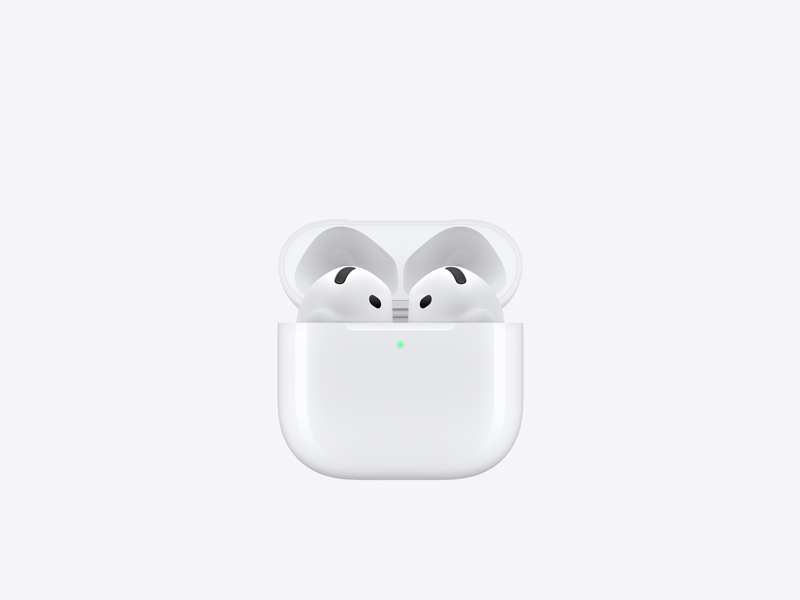 AirPods 5, เก็บอยู่ในเคสชาร์จที่เปิดอยู่ซึ่งมีขอบเป็นมุมมน พร้อมไฟ LED ภายนอกแสดงสถานะพลังงาน