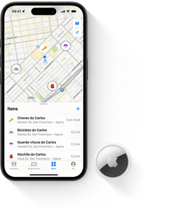 iPhone e AirTag, a tela do iPhone está ativa no app Buscar, mostrando os itens do usuário em um mapa em tempo real e indicando a distância até eles, o endereço mais próximo e a última vez em que a localização foi atualizada.