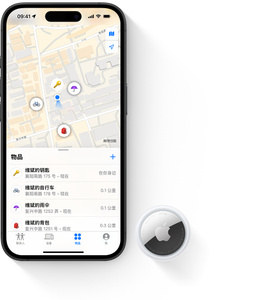 iPhone 和 AirTag 并排摆放，iPhone 屏幕展示查找 app 正在使用中，实时地图上显示用户的物品，列出了距离、最近地址以及上次定位时间。