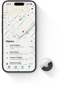 iPhone y AirTag, pantalla del iPhone activa con la app Buscar, que muestra los objetos del usuario en un mapa en directo con indicaciones de la distancia a la que están, la dirección más próxima y la última vez en que se comprobó la ubicación