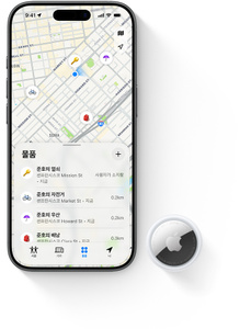 iPhone과 AirTag. iPhone 화면에는 '나의 찾기' 앱에 사용자의 물건 위치가 실시간 지도에 표시되어 있고, 그 물건까지의 거리, 가장 가까운 곳의 주소, 마지막으로 확인된 위치도 나와 있습니다