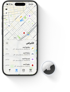 iPhone وAirTag، شاشة iPhone تظهر نشطة في تطبيق تحديد الموقع، الذي يعرض أغراض المستخدم على خريطة مباشرة، مع ذكر المسافة التي تبعدها، وأقرب عنوان، وآخر مرة تم تحديد موقعها