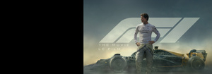 Promo Apple TV; F1 : le film, Brad Pitt portant une combinaison de pilote de Formule 1, regardant sur le côté avec assurance et stoïcisme, devant une voiture de F1 et un arrière-plan de fumée de pneus et de ciel bleu foncé