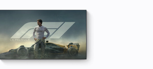 Promoción de Apple TV, título: F1 La película, Brad Pitt con mono de carreras de Fórmula 1, mirando a un lado con gesto confiado y estoico, delante de un Fórmula 1 y un fondo de humo de neumáticos y cielo azul oscuro