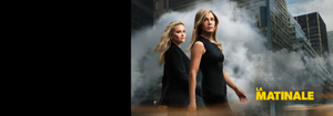 Titre, La matinale, Jennifer Aniston et Reese Witherspoon dans une rue enfumée, en tenue d’affaires, arborant une expression sérieuse et confiante