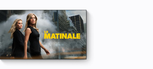 Écran de télévision, titre, La matinale, Jennifer Aniston et Reese Witherspoon dans une rue enfumée, en tenue d’affaires, arborant une expression sérieuse et confiante