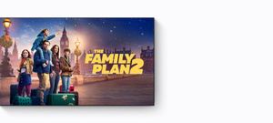 Promo Apple TV, titre&nbsp;: The Family Plan 2, Mark Wahlberg a le regard sévère et déterminé tandis qu’il porte un enfant sur ses épaules, Michelle Monaghan sourit légèrement en regardant dans la même direction, tandis que Zoe Colletti et Van Crosby ont l'air préoccupé, devant un paysage urbain représentant le vieux Londres la nuit