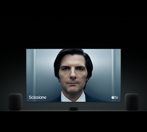 Una Apple TV 4K, due altoparlanti HomePod, un televisore a schermo piatto