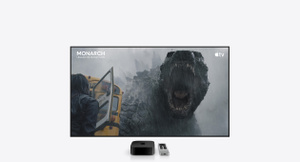 Apple TV 4K color negro con Siri Remote color plata debajo de una pantalla de tele grande