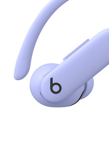 Zijaanzicht van Powerbeats Pro 2 draadloos oortje in de kleur hyperviolet, met flexibel oorhaakje dat goed blijft zitten