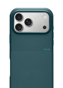 Beats Rugged-hoesje, kleur Rockies-blauw, bevestigd op iPhone 17 Pro Max, achteraanzicht, lichtblauw Beats-logo in klein lettertype middenrechts op het hoesje, zijknoppen in dezelfde kleur als het Beats-logo, matte afwerking, de onderste helft heeft een robuuste achterkant van polymeer