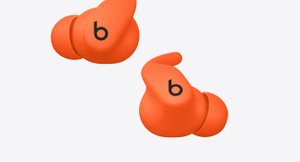 سماعات الأذن اللاسلكية Powerbeats Fit بلون برتقالي ناري، وهي تطفو