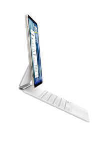 Magic Keyboard für das iPad Air, Seitenansicht, Farbe Weiß mit Aluminium in Silber, weiße Tasten, USB‑C Anschluss unten links in der Nähe des faltbaren Bereichs, freischwebendes Design, daran befestigtes iPad Air im Querformat, das Display ist nach hinten geneigt