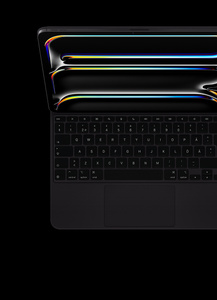iPad Pro ansluten till svart Magic Keyboard, svarta tangenter med vit text, piltangenter placerade som ett uppochnedvänt T, rad med funktionstangenter, inbyggd styrplatta