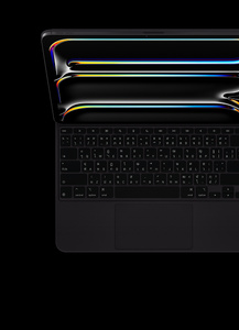 iPad Pro ติดอยู่กับ Magic Keyboard, สีดำ, ปุ่มสีดำพร้อมตัวอักษรสีขาว, ปุ่มลูกศรแบบ T กลับหัว, แถวปุ่มฟังก์ชั่น, แทร็คแพดในตัว
