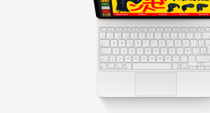 iPad Air acoplado a un teclado Magic Keyboard, parte superior, color blanco, trackpad integrado
