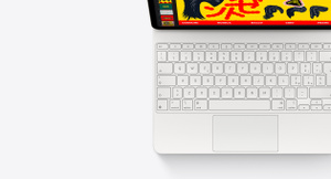 iPad Air agganciato a una Magic Keyboard bianca, vista dall’alto, con trackpad integrato