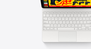 Magic Keyboard’a takılı iPad Air, üstten dış görünüm, beyaz renk, yerleşik trackpad