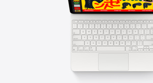 iPad Air được gắn vào Magic Keyboard, vỏ ngoài nhìn từ phía trên, màu trắng, bàn di tích hợp