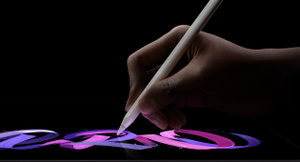 Eine Person hält Apple Pencil Pro, Spitze auf dem farbenfrohen Bildschirm eines iPad