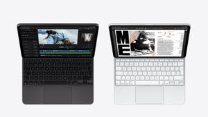 Dos modelos de Magic Keyboard: uno negro con teclas negras y letras blancas y otro blanco con teclas blancas y letras grises. Ambos muestran el trackpad integrado debajo de la barra espaciadora, las teclas de flecha dispuestas en forma de T invertida y la hilera de teclas de función.