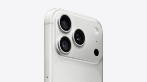 iPhone 18 Pro, Rückseite, Pro Fusion Kamera-System, rechteckiges Gehäuse oben, 3 Objektive auf der linken Seite, Blitz, Mikrofon und LiDAR Scanner auf der rechten Seite, Farbe Silber
