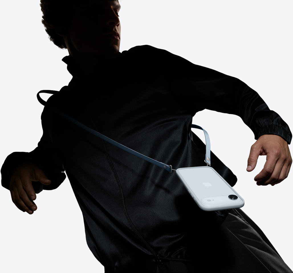 Тулуб людини з ремінцем через плече та прикріпленим iPhone