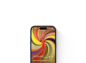 iPhone。画面にApple Musicアプリが表示されている。フルスクリーンで表示されたアルバムのアートワーク、再生コントロール