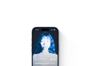 iPhone, ứng dụng Apple Music trên màn hình, ảnh bìa album được hiển thị toàn màn hình, các nút điều khiển phát nhạc