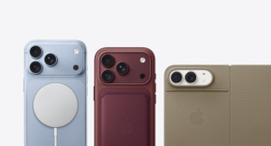 iPhone 配件：MagSafe 充电器吸附在冰川蓝色 (浅蓝色系) iPhone 18 Pro Max 上。勃艮第酒红色款 (深红色系) 精织斜纹卡包，安装在同色系 iPhone 18 Pro 科技织物保护壳上，保护壳的摄像头开口处显露同色系 iPhone 18 Pro。带支架的 iPhone Duo 双面夹浅褐色款 (棕灰色系)，摄像头开口处显露星光白色 iPhone Duo。