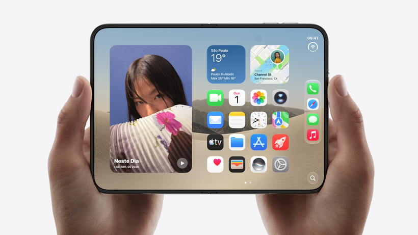 iPhone Duo aberto, segurado com as duas m&atilde;os
