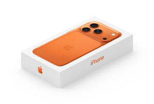 新款 iPhone 17 Pro 的包装盒，盒子顶面显示 iPhone 机身背面的星宇橙色外观；盒子短边一侧印有同色系的 Apple 标志，长边一侧印有同色系的“iPhone”字样。