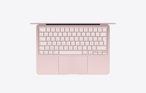 Ordinateur portable MacBook Neo 13 pouces, intérieur, capot ouvert, boîtier finition rose poudré (rose pastel), clavier : touches finition rose poudré (rose pastel), rangée de touches de fonction de taille standard, touches fléchées en T inversé, bouton Touch ID circulaire dans le coin supérieur droit, trackpad centré sous le clavier