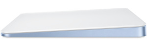 Magic Trackpad i blå, med hvit overflate og finish av aluminium i farge som matcher iMacen.