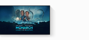 平面電視上展示 Apple TV 宣傳片，片名為《君主計畫：神秘組織與怪獸之謎》，演員陣容包括寇特·羅素與懷亞特·拉塞爾，畫面中有一隻巨型猩猩以及巨型海怪的觸手，前景則是叢林村落