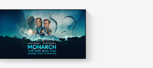 Quảng cáo Apple TV, tựa phim: Monarch Legacy of Monsters (Tựa Việt: Monarch: Thế Giới Quái Thú), dàn diễn viên gồm: Kurt Russell, Wyatt Russel, một con khỉ đột khổng lồ và các xúc tu của thủy quái khổng lồ, ngôi làng trong rừng nằm ở phía trước, hiển thị trên màn hình phẳng của TV