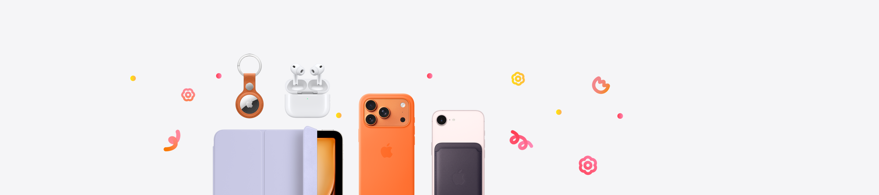 Apple製品：フォックスオレンジのAirTagファインウーブンキーリングがAirTagの外周全体を覆っている、AirPods Pro 3ワイヤレスヘッドフォン、蓋が開いた状態の充電ケース、ライトバイオレットのSmart Folioが装着されたiPad Air、コズミックオレンジのiPhone 17 Proに、オレンジのクロスボディストラップを取りつけたオレンジのMagSafe対応iPhone 17 Proシリコーンケースが装着されている、ミッドナイトパープルのMagSafe対応iPhoneファインウーブンウォレットが装着されたソフトピンクのiPhone 17e、様々な色調のオレンジ、ピンク、黄色のドット、曲がりくねった線、らせん状の線が周囲に散りばめられている