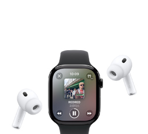 스포츠 밴드를 장착하고, Apple Music 지금 재생 중 화면, 앨범 아트워크, 재생 제어 기능이 표시되어 있는 Apple Watch와 AirPods Pro 무선 헤드폰
