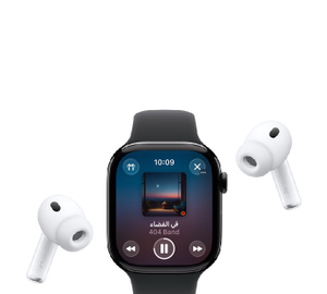 ساعة Apple Watch مع حزام رياضي، شاشة قيد التشغيل في تطبيق Apple Music، غلاف ألبوم، عناصر التحكم في التشغيل؛ سماعات الرأس اللاسلكية AirPods Pro