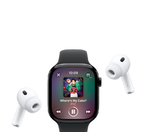 Apple Watch พร้อมสายแบบ Sport Band, หน้าจอ Apple Music กำลังเล่น, ปกอัลบั้ม, ตัวควบคุมการเล่น และหูฟังไร้สาย AirPods Pro
