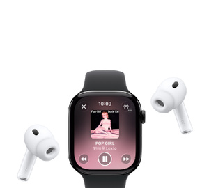 Apple Watch 搭配運動型錶帶，螢幕顯示 Apple Music 的播放中畫面，包括專輯封面與播放控制項目；AirPods Pro 無線耳機
